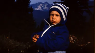 Pustiul asta te face sa razi de fiecare data cand apare la televizor. Cine crezi ca e?