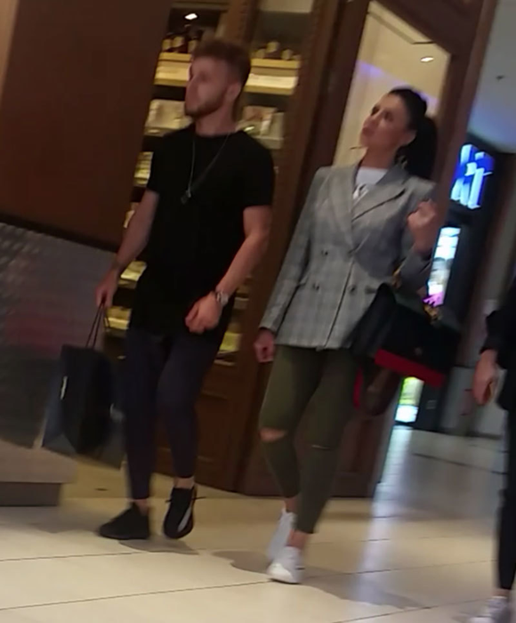 Alex şi Cristina se plimbă prin mall