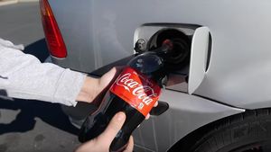 VIDEO /  A turnat doi litri de Coca-Cola în rezervorul maşinii, apoi s-a urcat la volan. Ce-a urmat: "Aceasta e următoarea alternativă în locul benzinei"