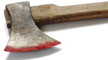 VIDEO Batut cu sabii si topoare, sub privirile unor politisti care au stat cu mainile in san!