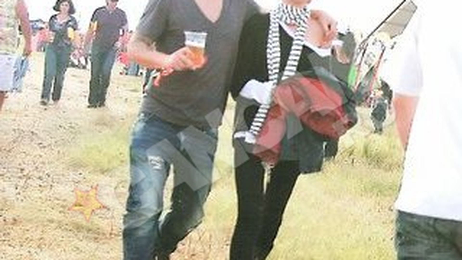 Oana Mares nu se mai ascunde de nimeni! L-a sarutat de mama focului in public!