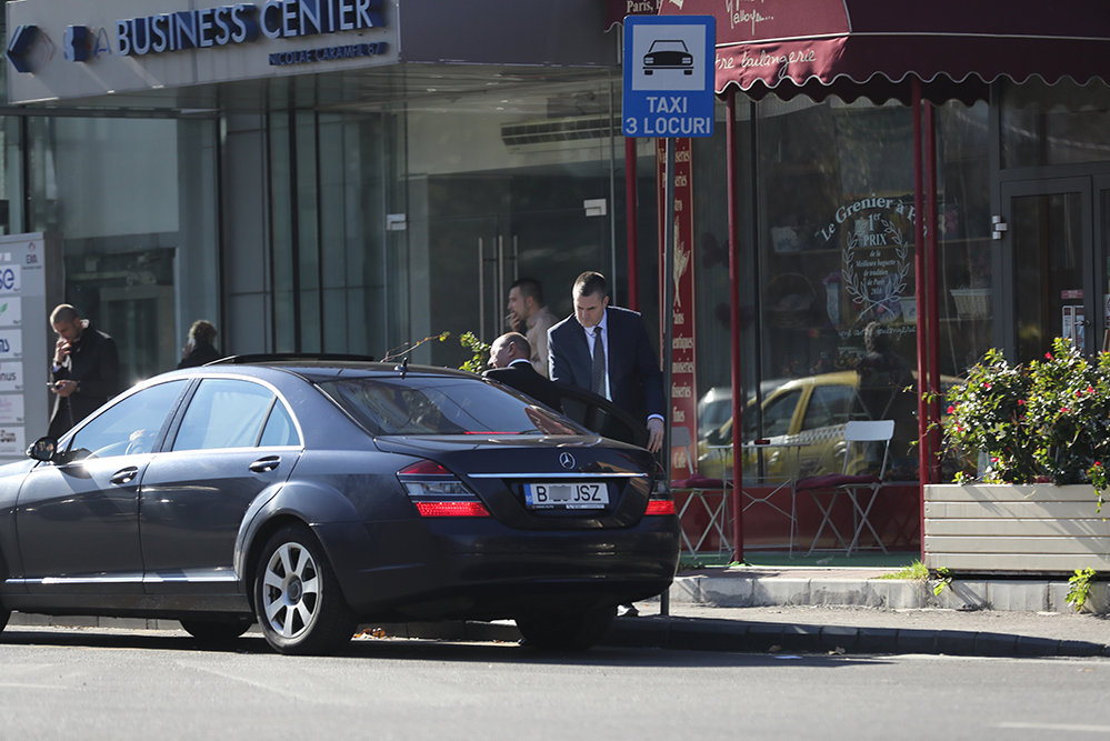 Fostul şef al statului urcă pe bancheta din spate a unei limuzine Mercedes