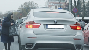 Inna nu-si arunca banii pe cersetori! A ignorat complet o batrana care voia un leu!