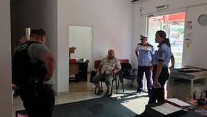 Intervenție în forță în redacția unui ziar din Iași. Un bărbat stropit cu diluant a amenințat că-și dă foc și a tras cu un dispozitiv cu electroșocuri