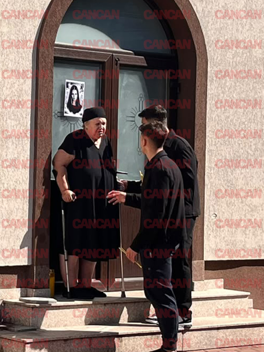 Băieții Mădălinei Apostol, răpuși de durere la priveghi. Mama iubitei lui Nick Rădoi și-a făcut apariția în baston + mesajul emoționant de pe coroană