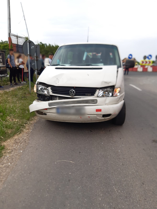 Accident grav pe DN7! Două persoane au rămas încarcerate. FOTO