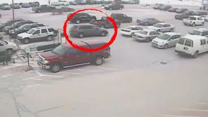 O femeie de 92 de ani a facut RAVAGII in parcare: In 30 de secunde a lovit 9 masini! VIDEO