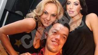 Iulian Barbu isi compenseaza inaltimea cu alte "calitati"! Uite ce succes nebun are Piticu-porno la femei!