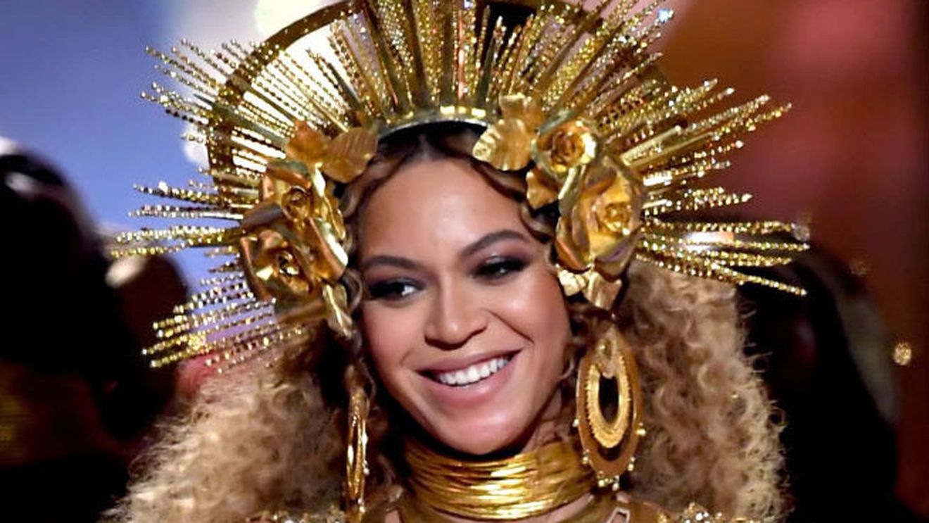 Aceste imagini cu BEYONCE însărcinată pe scenă au reuşit să devină virale printre internauţi. A fost prima apariţie de când a anunţat că aşteaptă gemeni