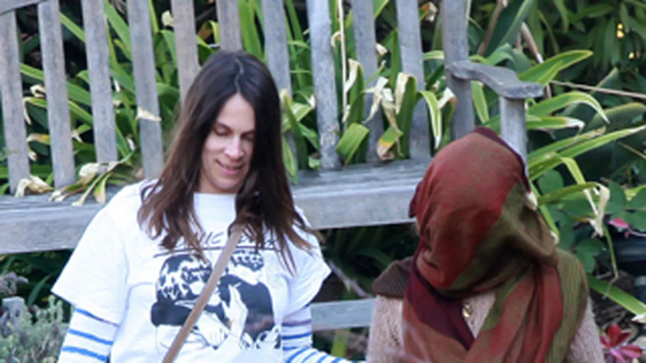 Si-a ascuns fata sub ditamai salul - aflati aici despre ce actrita celebra este vorba