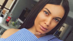 BETTY SALAM a lăsat pe toată lumea fără cuvinte. Cât de sexy e fiica manelistului. E îmbrăcată în dantelă neagră şi...
