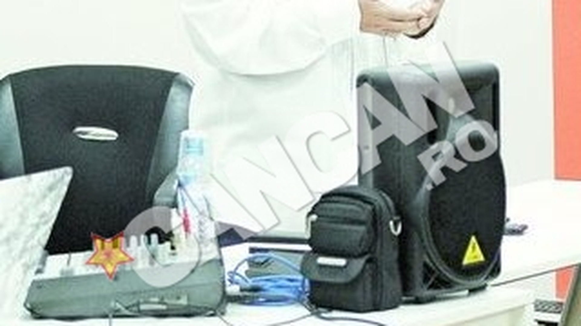Profa Teo le da lectii usturatoare mironositelor pe care le scoleste in ale televiziunii! Le antreneaza sa nu-si dea ochii peste cap cand aud cuvantul p...