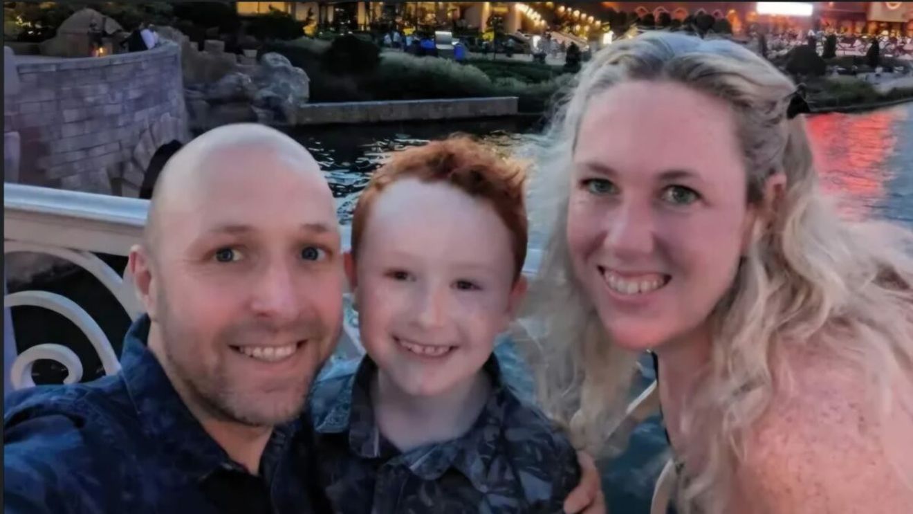 Au strâns tot anul bani ca să-și ducă fiul în vacanță, dar când au ajuns acolo au trăit șocul vieții. Descoperirea i-a lăsat mască