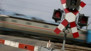 Un tren de marfă a deraiat. Cel puţin 10 oameni au fost răniţi
