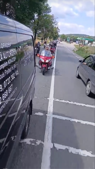 Imaginile durerii de la înmormântarea soților motocicliști din Oradea, Edi și Adina. Ce se întâmplă cu fiul lor de 5 ani