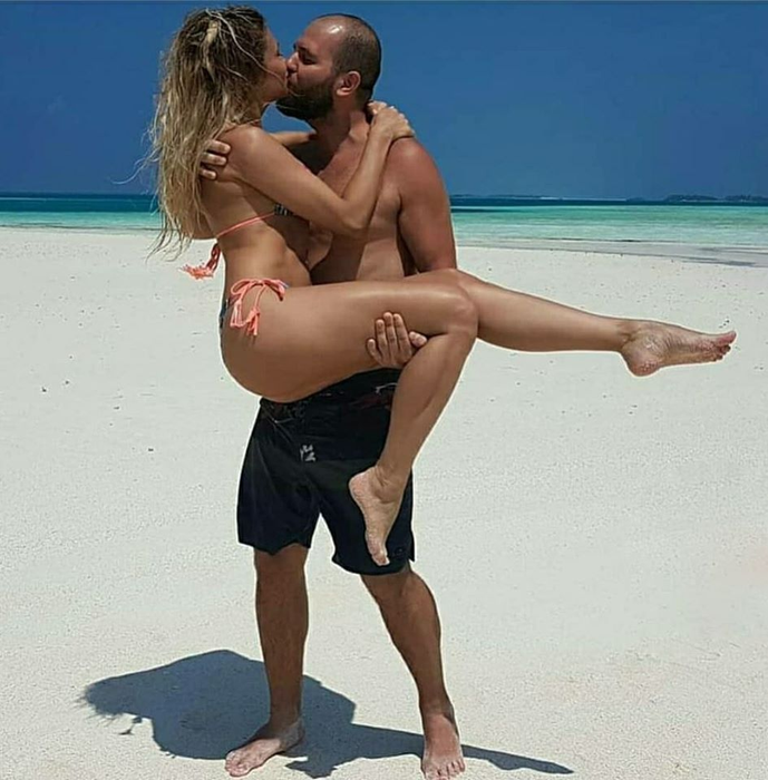 Lora, mesaj cutremurător din Bali: ”Lacrimile nu-mi vor alina durerea. Adio, domnule profesor!”