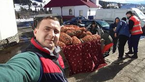Un tânăr din Suceava le-a dus ajutoare celor 120 de orfani ai părintelui Negrea! După moartea preotului, copiii au nevoie de ajutor! 