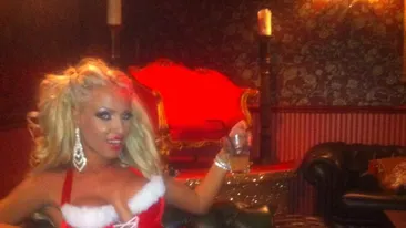 Nu a mai avut rabdare pana la Craciun! Cine este blonda asta siliconata care a probat cel mai sexy costum de craciunita?