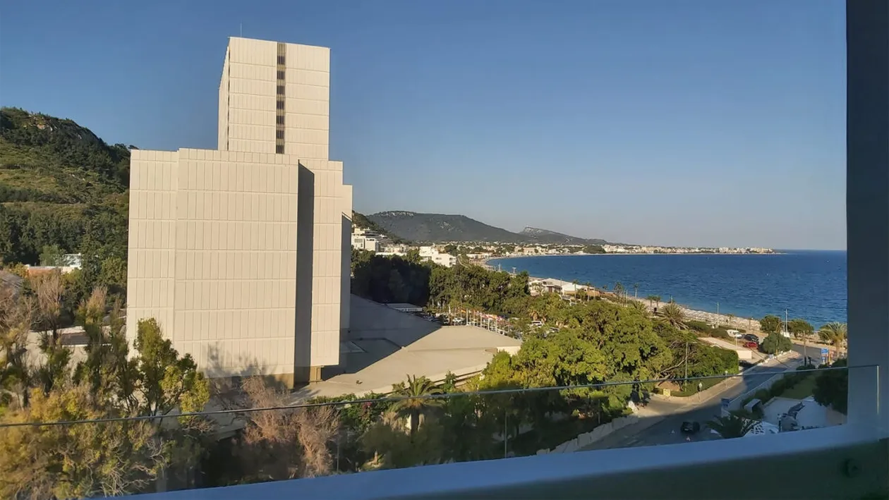 O femeie din Vaslui a rezervat o cameră într-un hotel de 5 stele din Rhodos. Ce a primit, de fapt, ieri, când a ajuns în Grecia