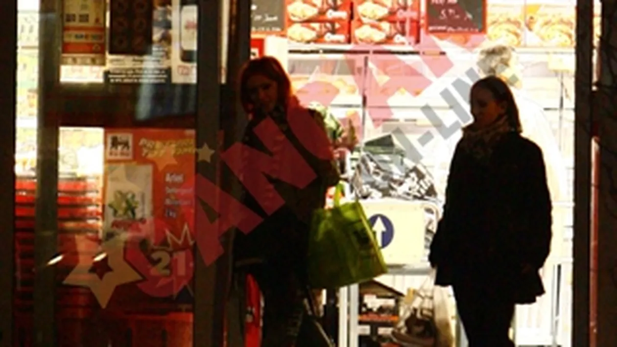 Adela Popescu, o vedeta nocturna! A iesit la cumparaturi pe intuneric