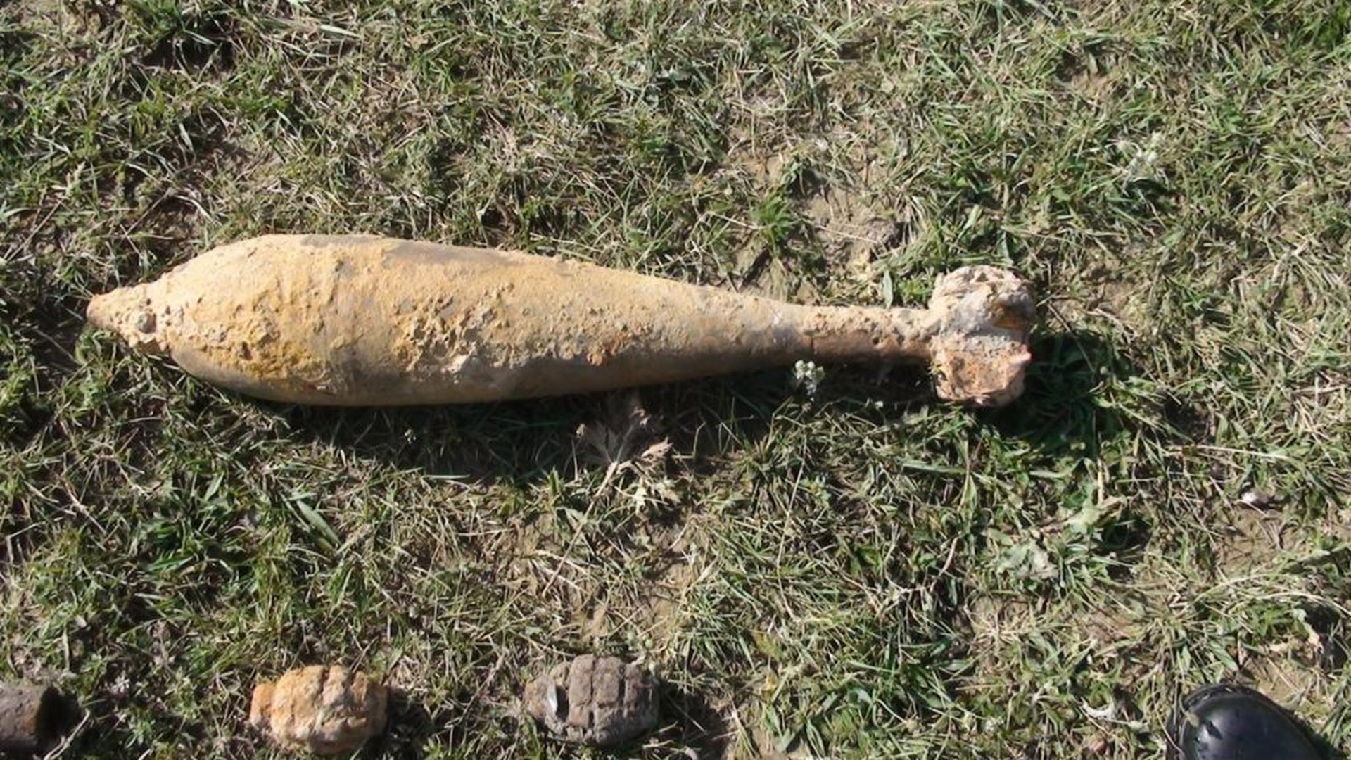 Bombă de 82 milimetri, găsită pe câmp de un arădean care săpa