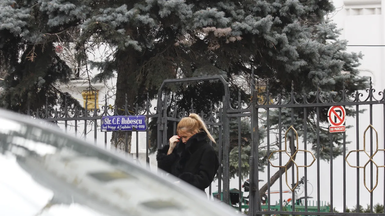 Simona Sensual, indoliata si cu lacrimi in ochi! Blonda a fost fotografiata iesind ravasita dintr-o biserica!