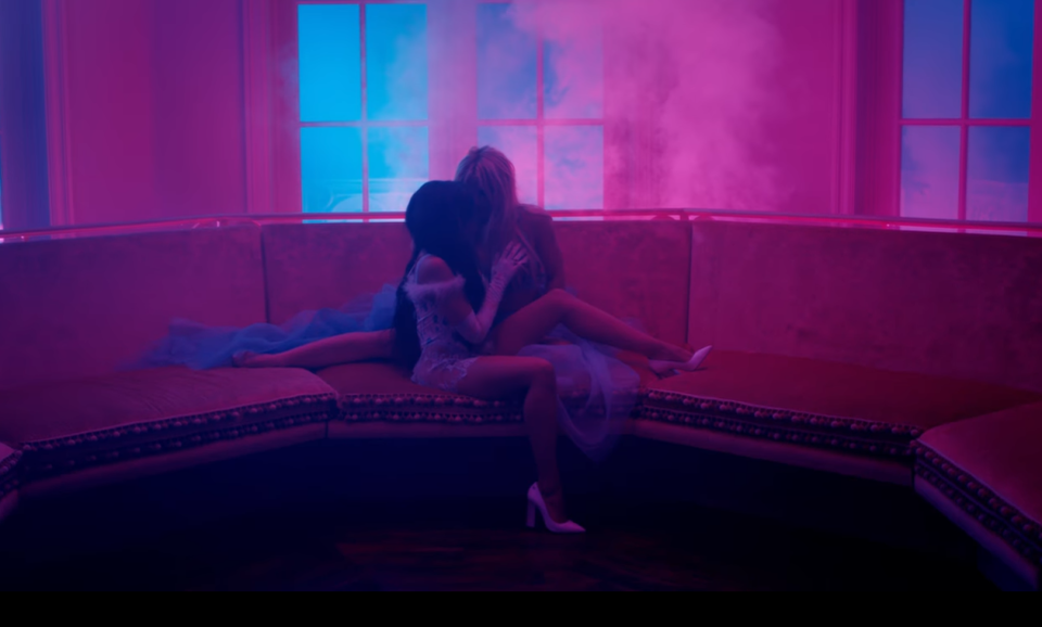 BRITNEY SPEARS în ipostaze intime cu o altă cântăreaţă. Totul s-a întâmplat la o sexy-petrecere în faţa camerelor