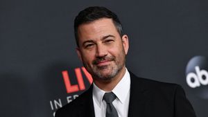Jimmy Kimmel se apără după ce a numit-o pe Melania Trump „văduvă în devenire”. Prezentatorul respinge acuzațiile de incitare la violență venite din partea Casei Albe