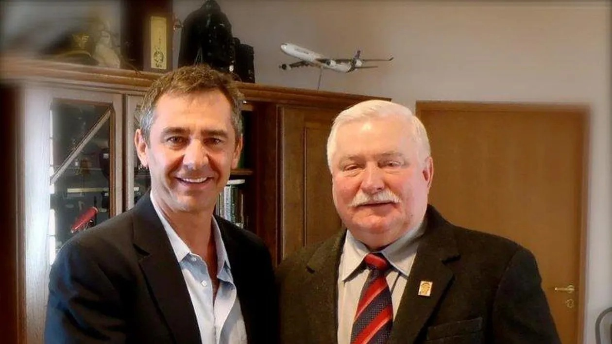 Un roman vindeca sefi de state si celebritati de la Hollywood! Dr. M a facut Medicina la Craiova si a lucrat la Salvamont!