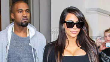 Cea mai emotionanta fotografie! Uite cum ii sta lui Kim Kardashian cu copilul in brate! Vezi cat de mica e fetita ei