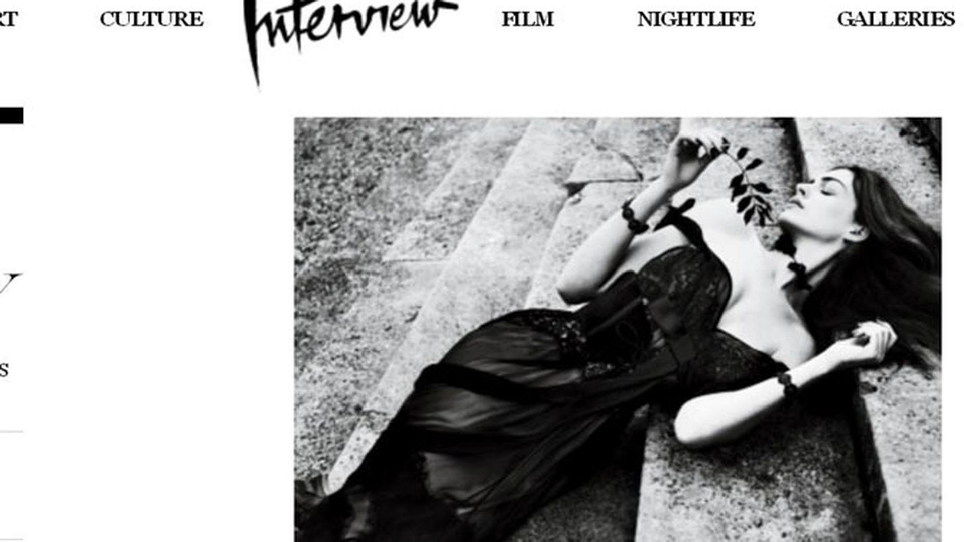 Anne Hathaway socheaza cu aparitiile sumbre din ultima perioada