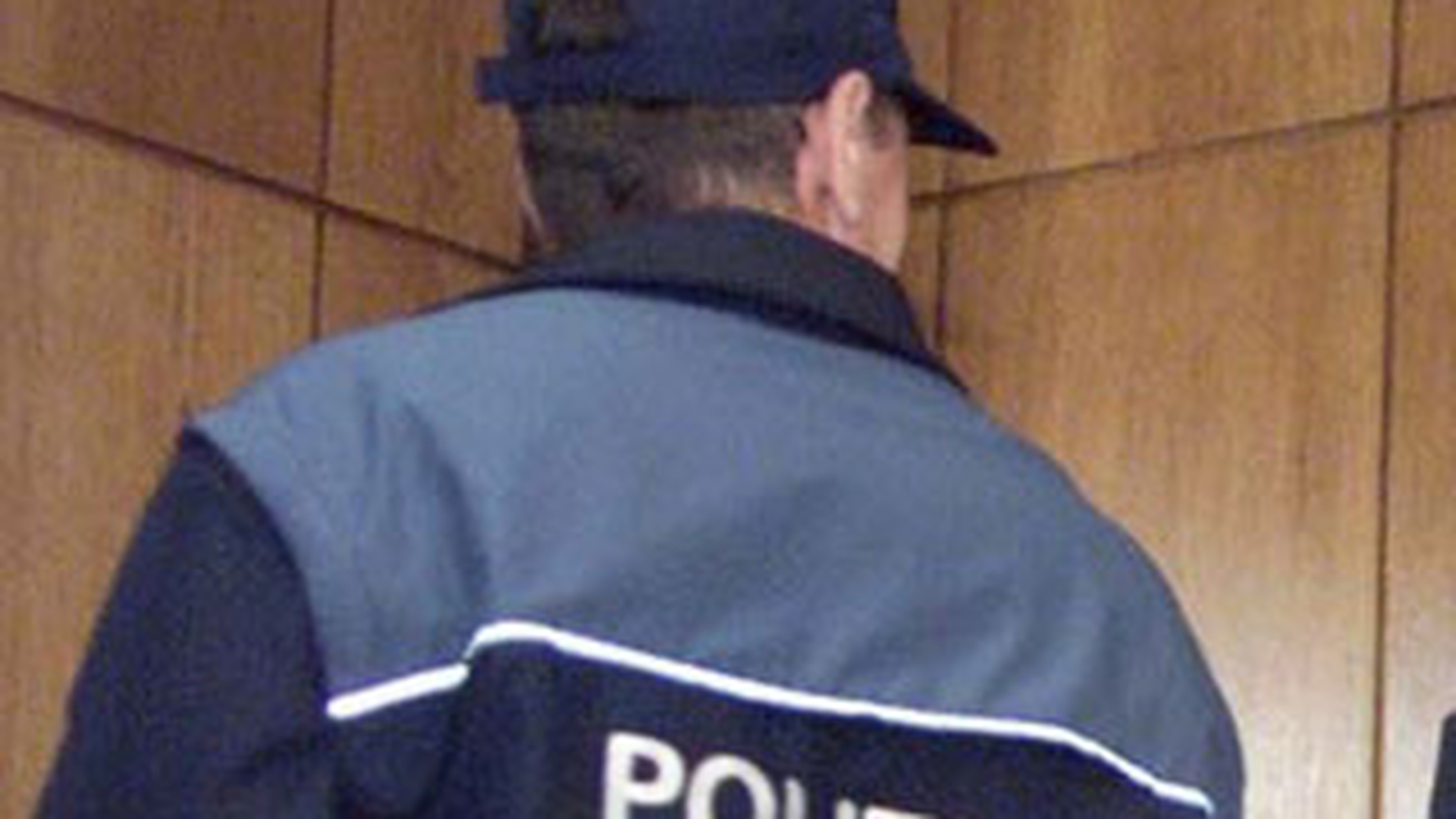 Audio absolut demential! Politist moldovean "negocieaza" cu un sinucigas care vrea sa se arunce in fata unei masini - "S-o suga ma-ta uai" e replica de aur!