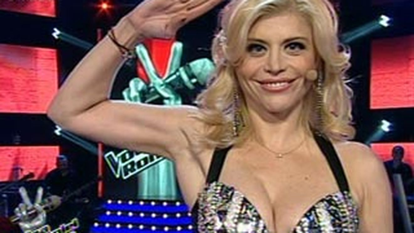 Uite ce decolteu sexy are Loredana in finala emisiunii "Vocea Romaniei"!
