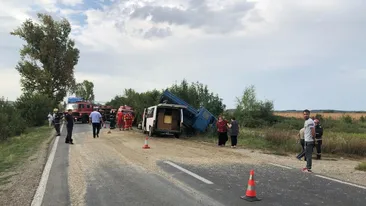Accident grav în Dâmbovița! O basculantă cu nisip s-a ciocnit cu un microbuz
