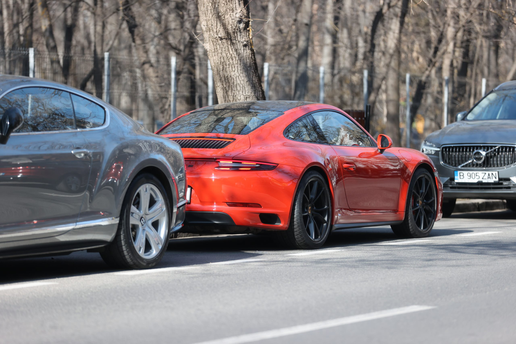 Simona Halep, la plimbare cu superbul Porsche 911 Carrera, de culoare roșie (Foto: CANCAN.RO)