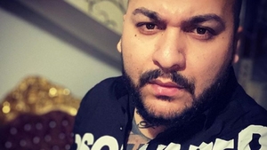 Râzi cu lacrimi! Ce cuvânt amuzant și-a tatuat Dani Mocanu, pe cap. Manelistul nu se oprește din a-și șoca fanii