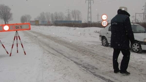 Drumuri închise din cauza viscolului și a zăpezii. Autostrada Soarelui a fost închisă, dar și alte drumuri naționale. Recomandările CNAIR pentru șoferi