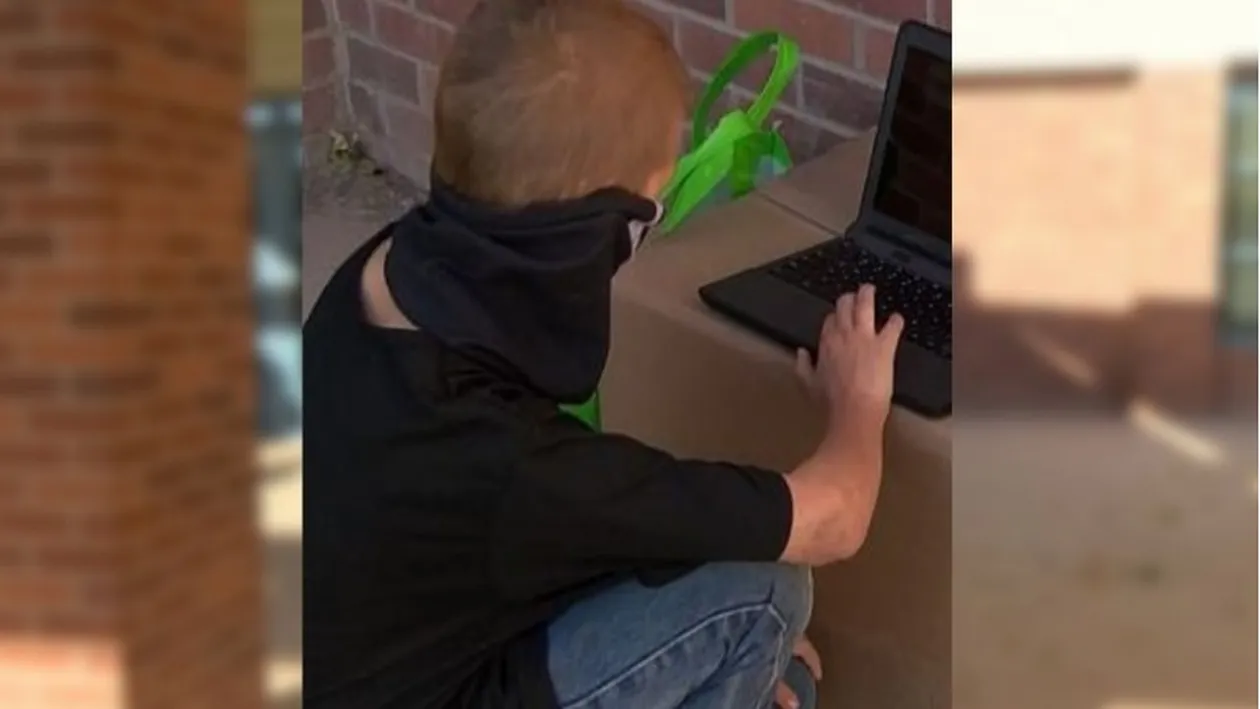 Povestea emoționantă a unui băiețel care mergea zilnic la școală, pentru că nu avea internet acasă