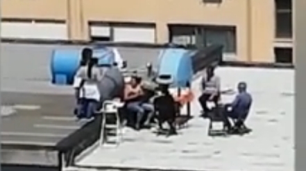 E jale mare în Italia, dar… Poliția a oprit din elicopter o petrecere cu grătar chiar pe terasa unui bloc VIDEO