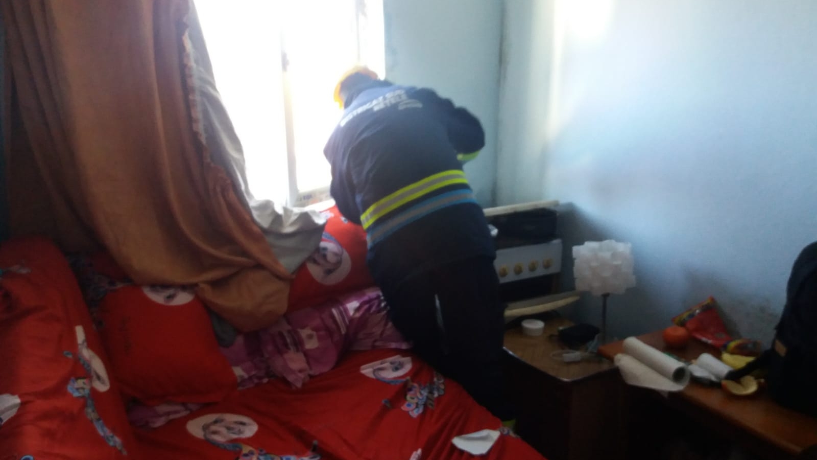 Panică într-un bloc de locuințe din Fieni! Doi soți au ajuns la spital