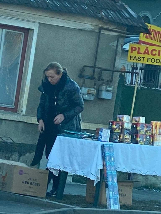 Dana Varga, în spatele tarabei cu petarde și artificii