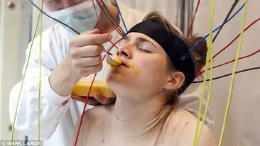 Imagini de GROAZA in mall! O femeie hrănită cu forta si torturata a atras toate privirile! S-a intâmplat in miezul zilei