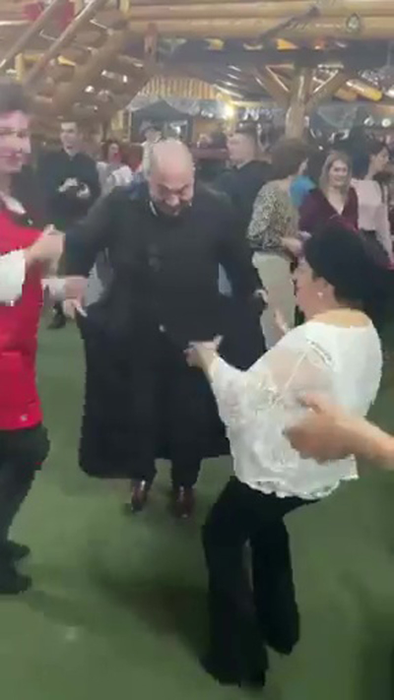 Popa a avut și o parteneră de nădejde