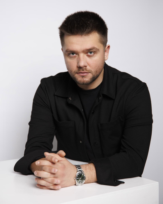 Marian Olteanu îi calcă pe urme lui Mihai Trăistariu. Actorul s-a combinat cu Lolita Cercel, artista generată cu AI: „Fizic e top”