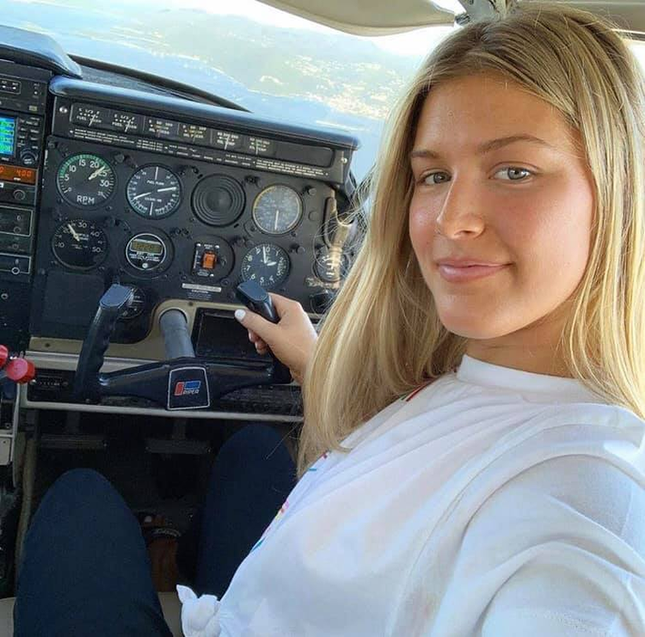 Eugenie Bouchard, cea mai sexy jucătoare de tenis, s-a pozat în tricoul unei echipe de tradiție din România. „Noul nostru fan!” | GALERIE FOTO