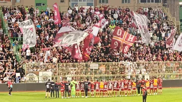 Spectacol la meciul FC Argeș – Rapid: fanele lui Dobrin au eclipsat fazele de joc cu ținutele lor provocatoare!