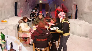 Hotelul de gheata, asediat de englezi