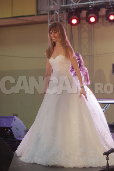 OANA IONIŢĂ şi GEANINA ILIEŞ au îmbrăcat rochia de mireasă! Cui îi stă mai bine?