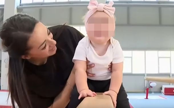 Larisa Iordache și-a dus fiica de câteva luni în sala de gimnastică. Sursă: Captură TV