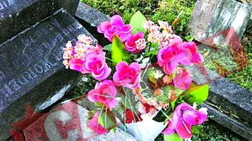 Elevii au oferit dascalilor flori furate din cimitir